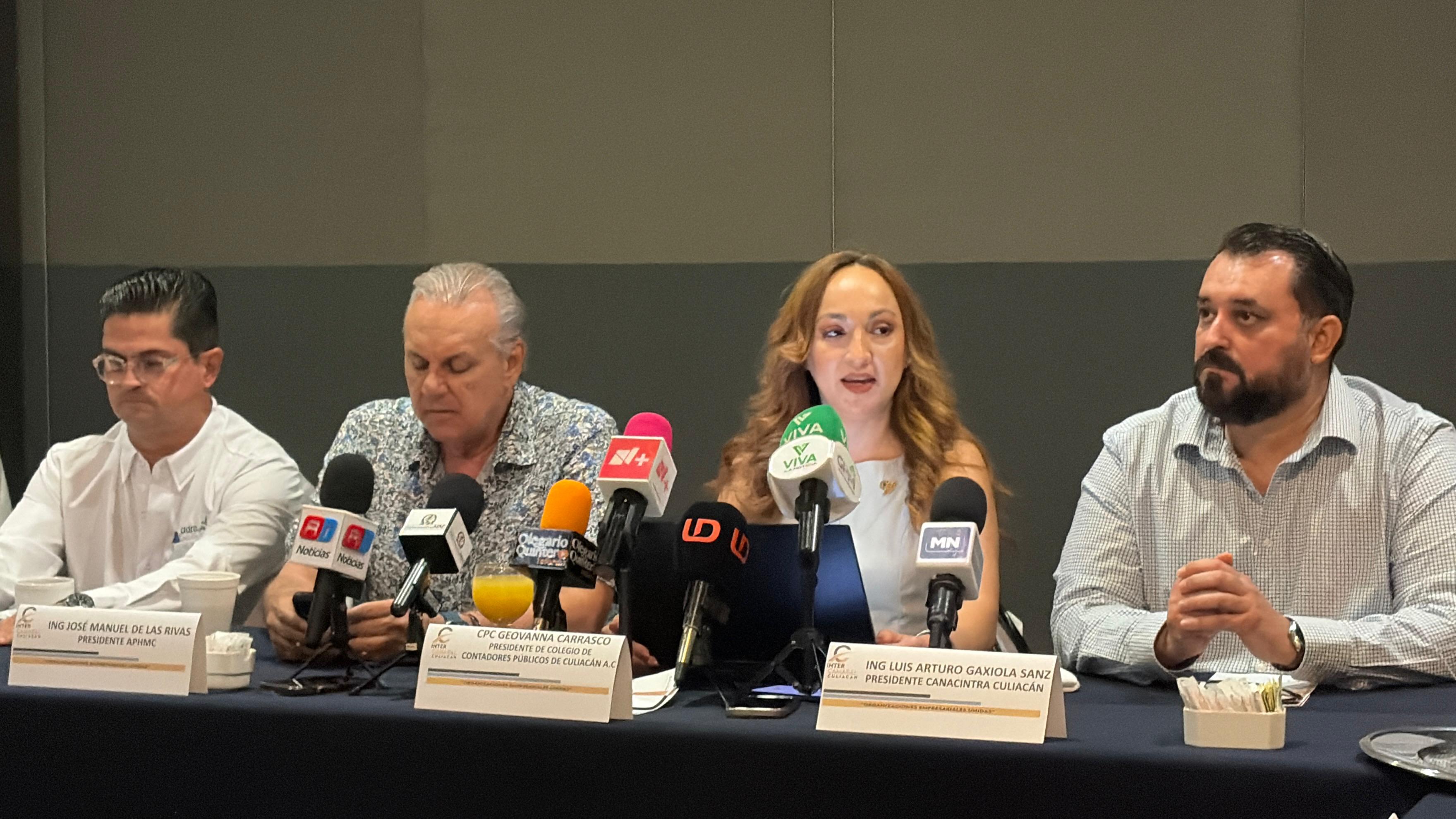 Representantes de cámaras empresariales de Intercamaral Culiacán ofrecen rueda de prensa para solicitar al alcalde la permanencia de descuentos en el impuesto predial, con el objetivo de mantener empleos y apoyar a empresas locales.