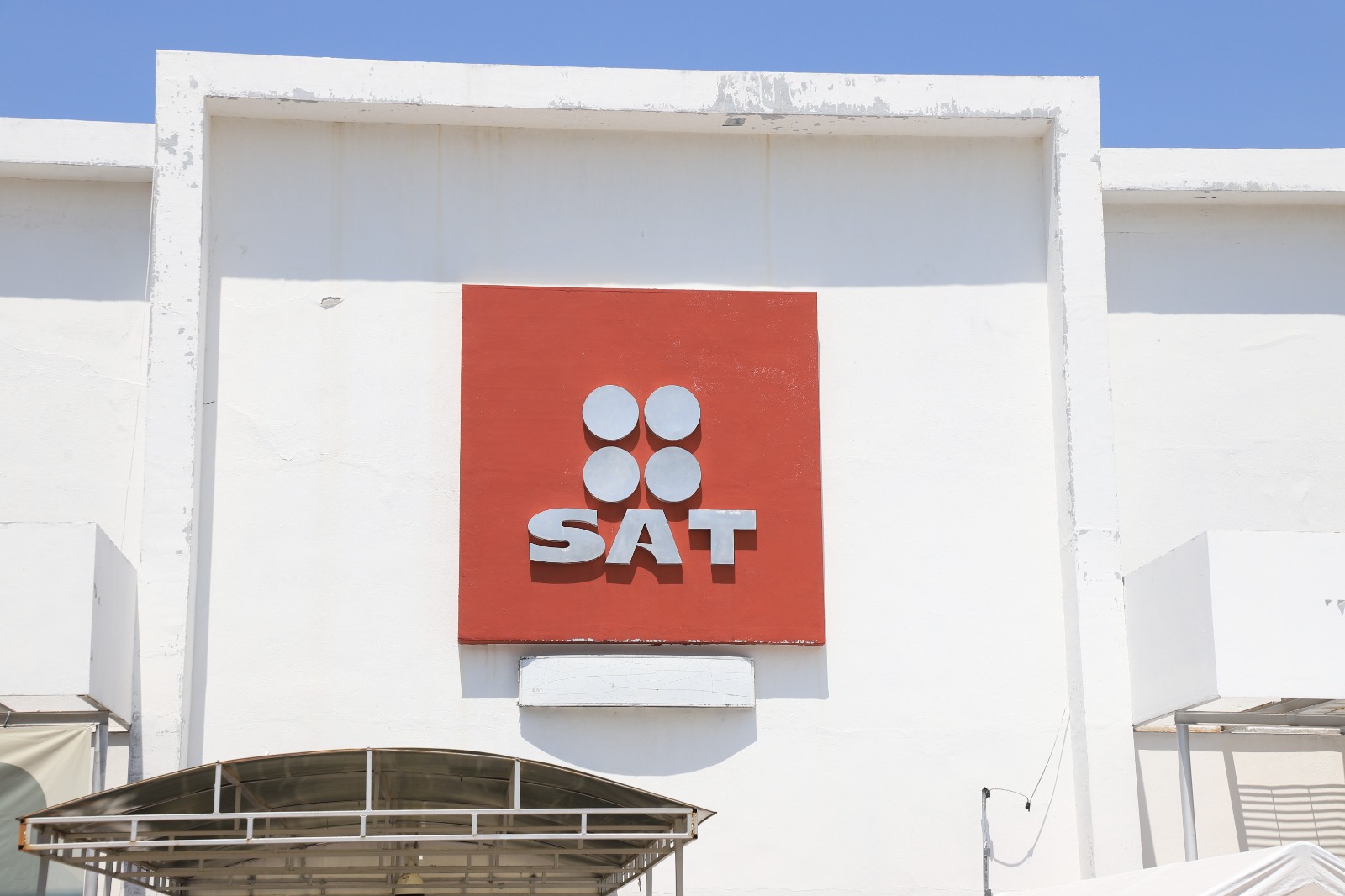 Fachada del logo del SAT en Culiacán