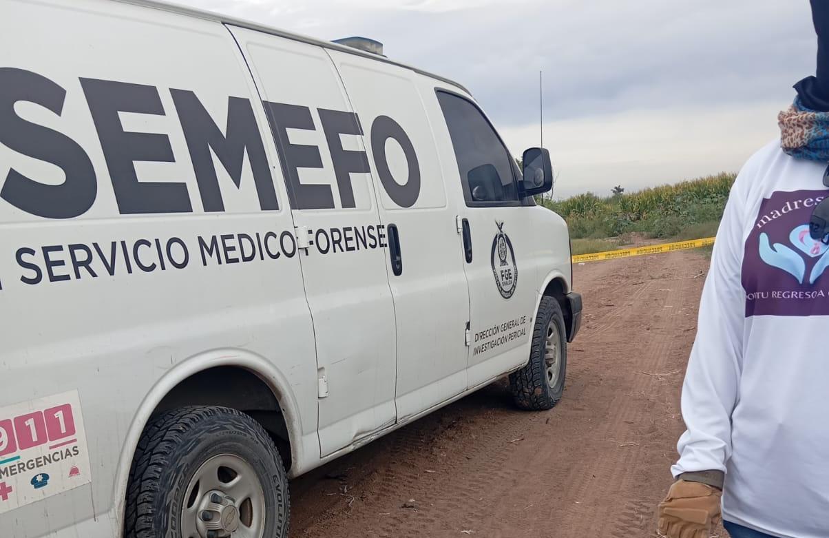 Unidad del Semefo e un camino de terracería con una cinta de precaución y al fondo un cultivo