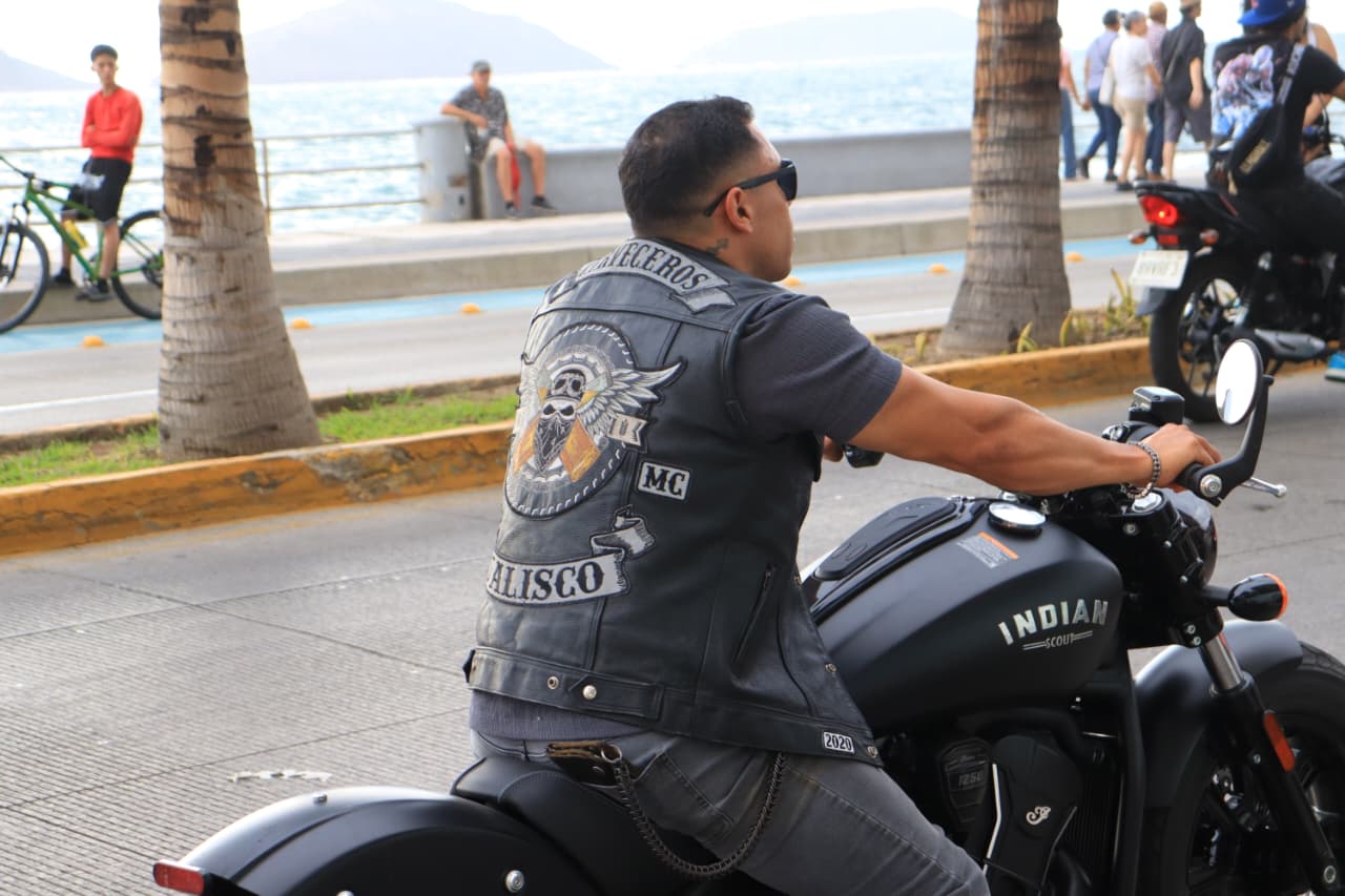 Motociclista con su moto negra