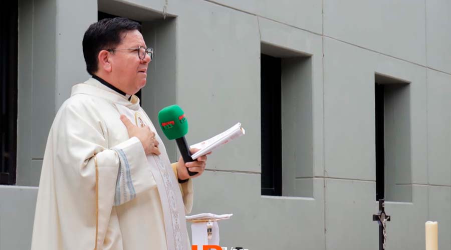 El sacerdote Saúl Norzagaray dedica unas palabras en el aniversario de las estaciones La Mejor 90.9 y La Mexicana 93.3