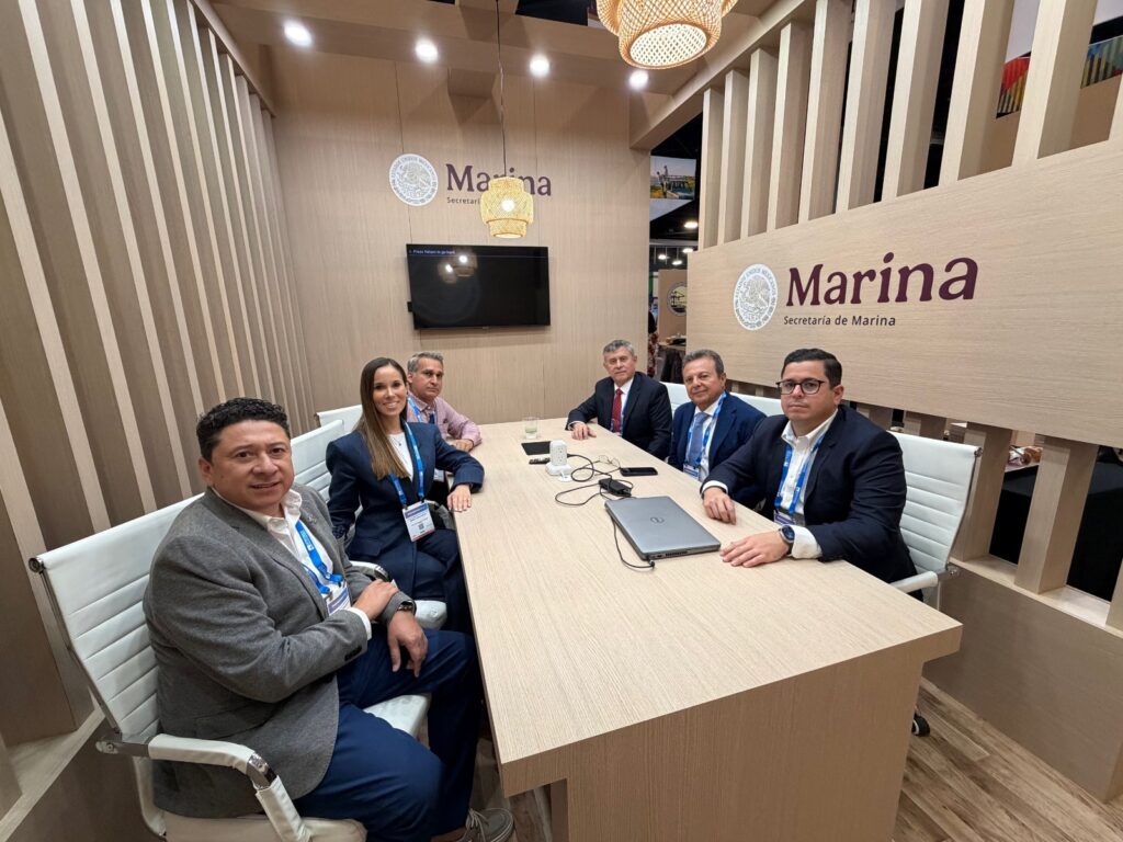Mireya Osuna en reunión en una mesa con directivos de Seatrade Cruise Global