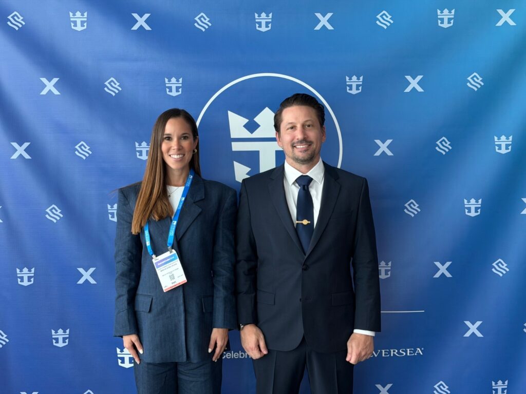 Mireya Osuna junto a autoridad del Royal Caribean