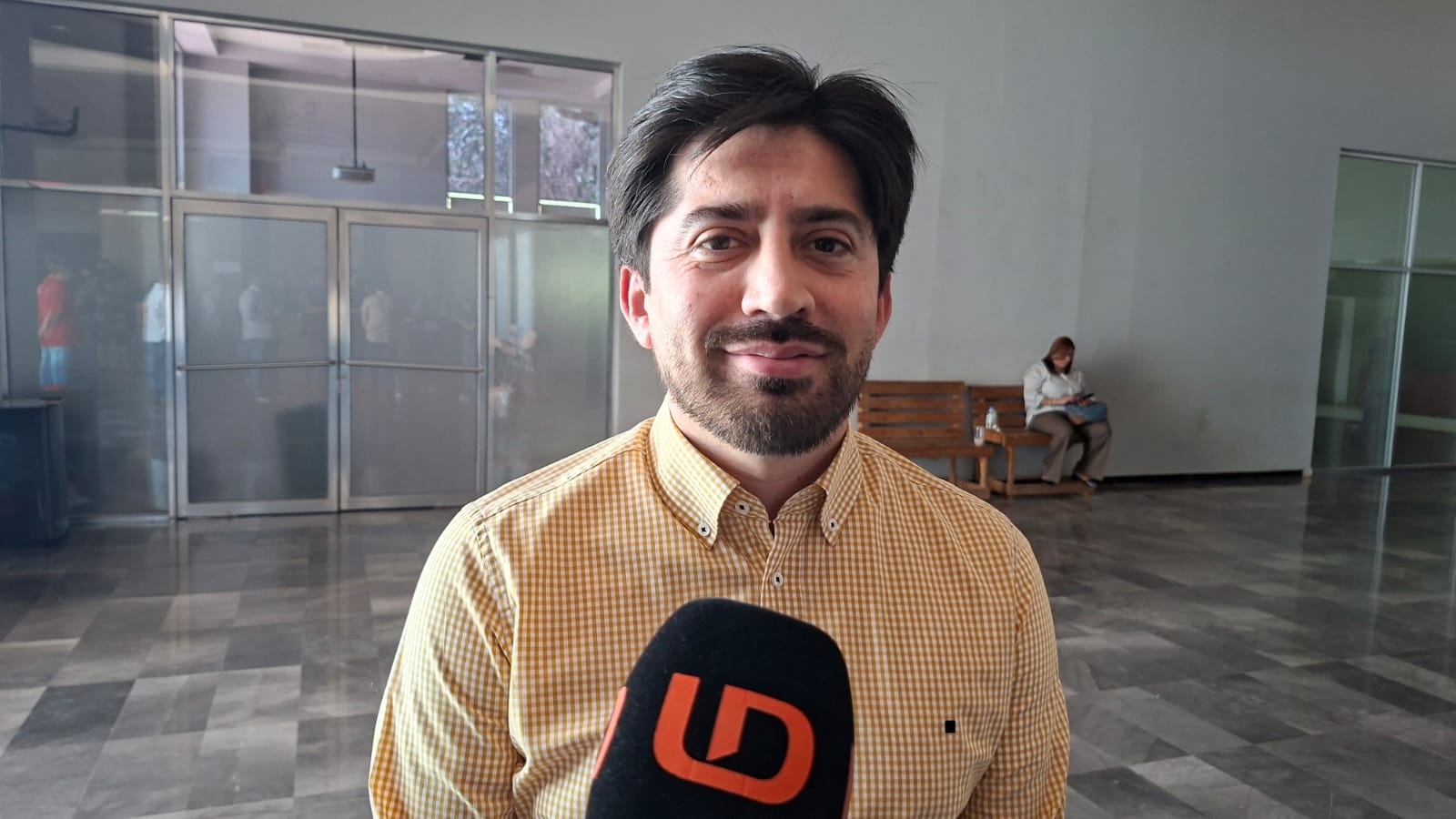 El titular de Sebides, Omar López Campos con mi micrófono negro con las letras LD de color naranja frente a él