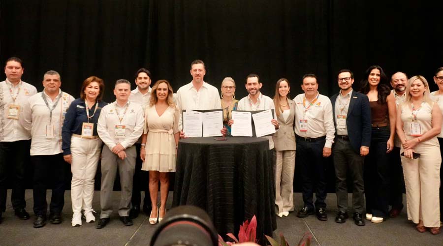 Reunión de empresarios y la titular de turismo de Sinaloa en el Tianguis Turístico de Acapulco 2026