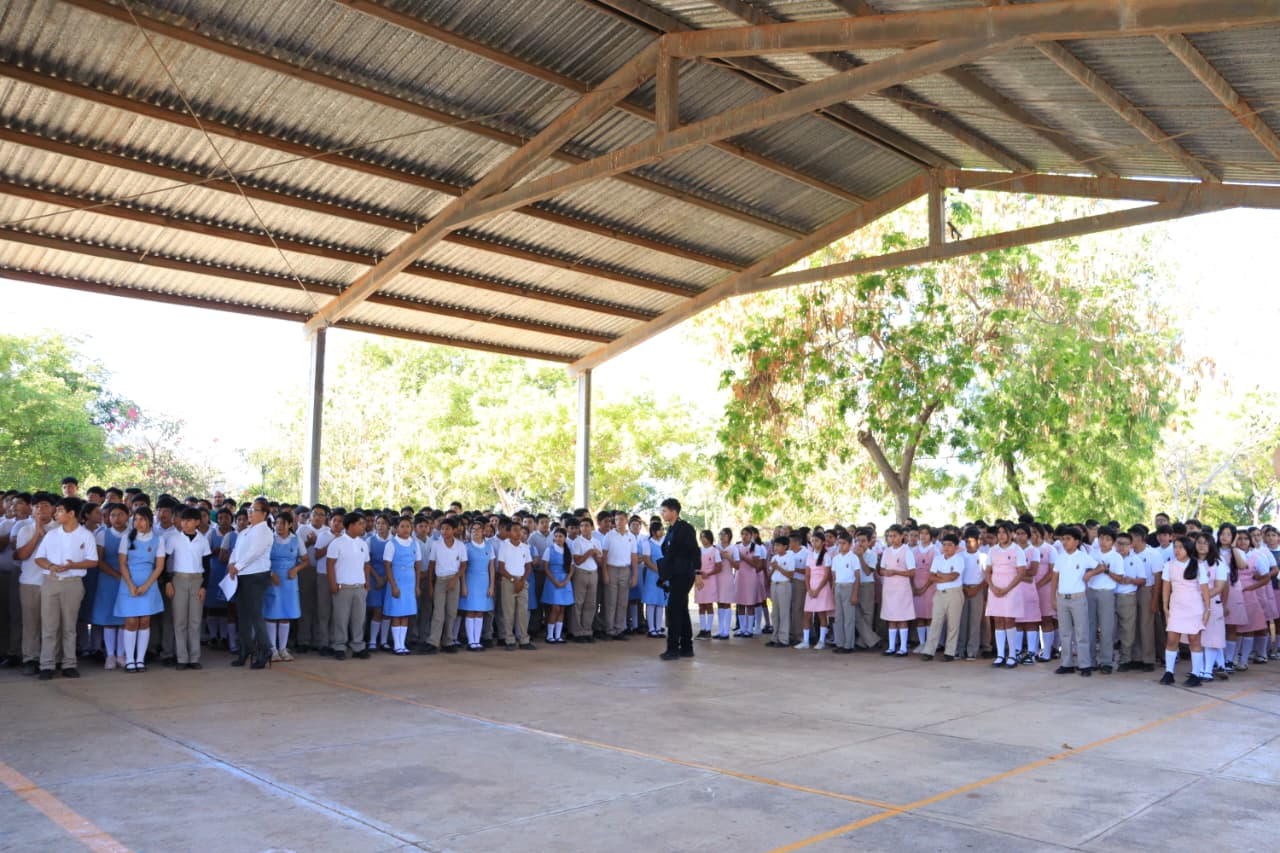 Alumnos de secundaria formados en evento cívico