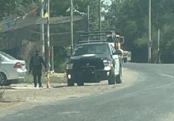 Camioneta de la SSPC junto a un policía