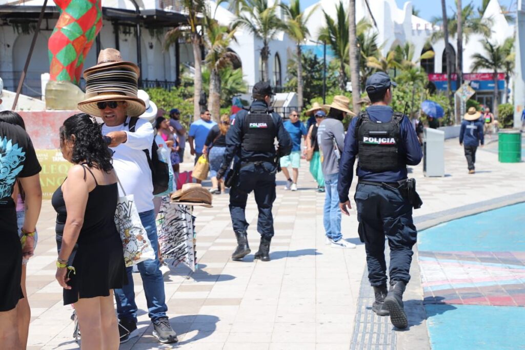 Dos policías municipales caminando entre turistas