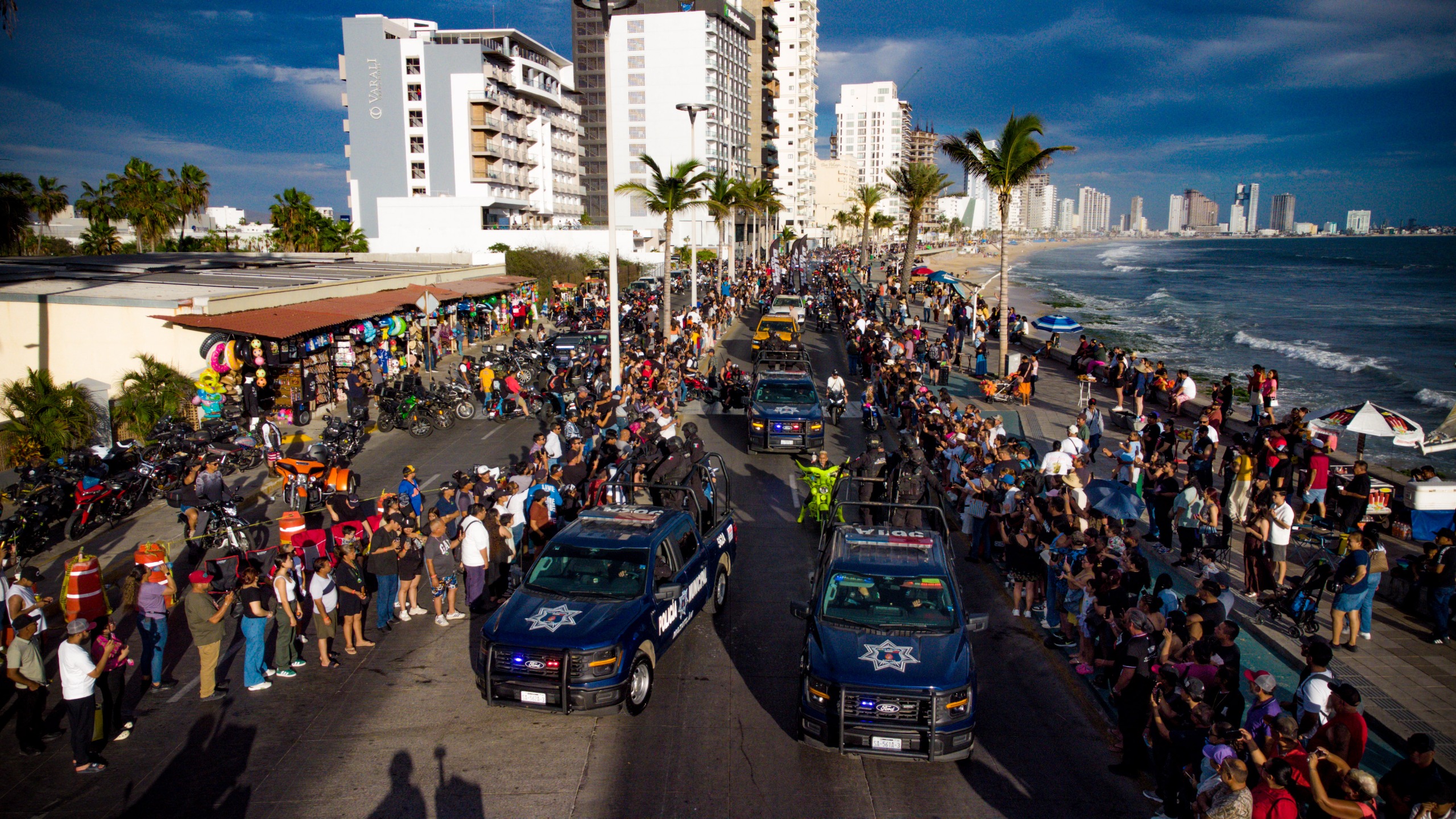 unidades policiacas entre personas en Mazatlán