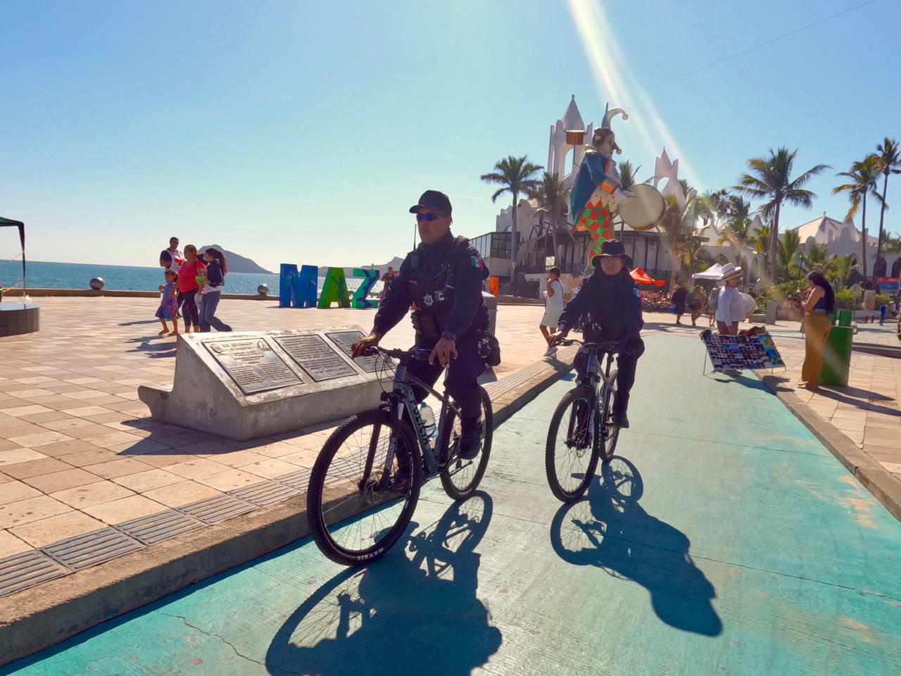 Elementos de Seguridad Pública Municipal en el malecón de Mazatlán.
