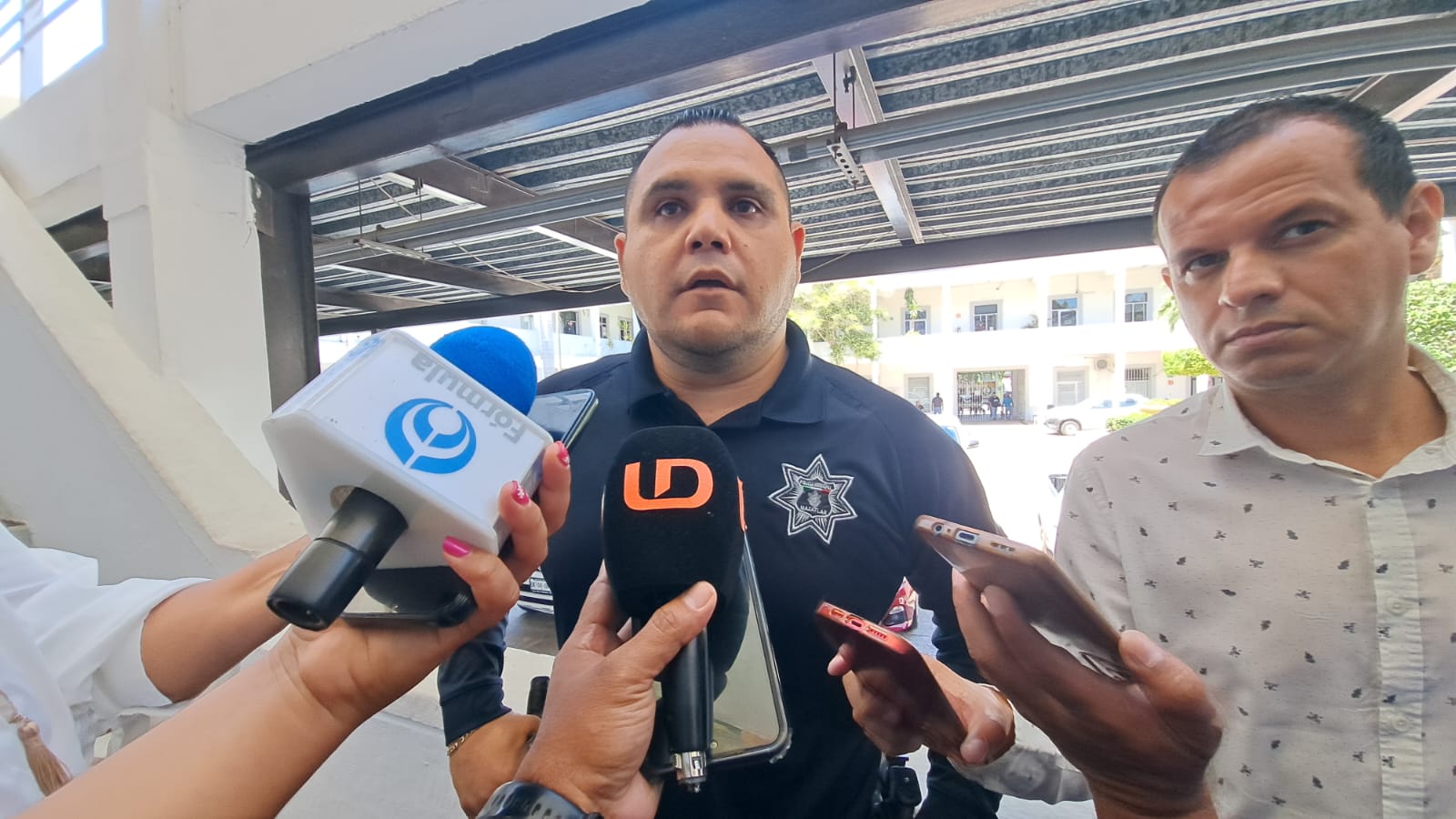 Titular de seguridad de Mazatlán dando entrevista