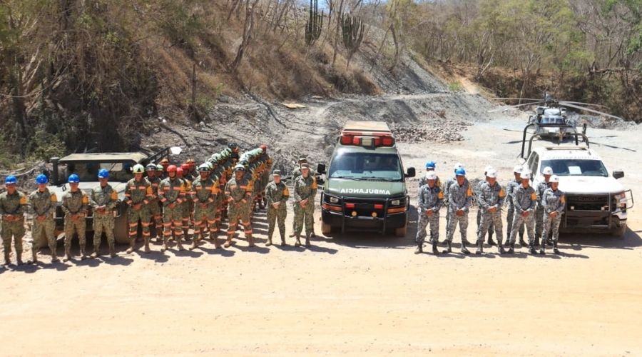 Elementos del Ejército Mexicano, junto a unidades, caninos de rastreo y un helicóptero