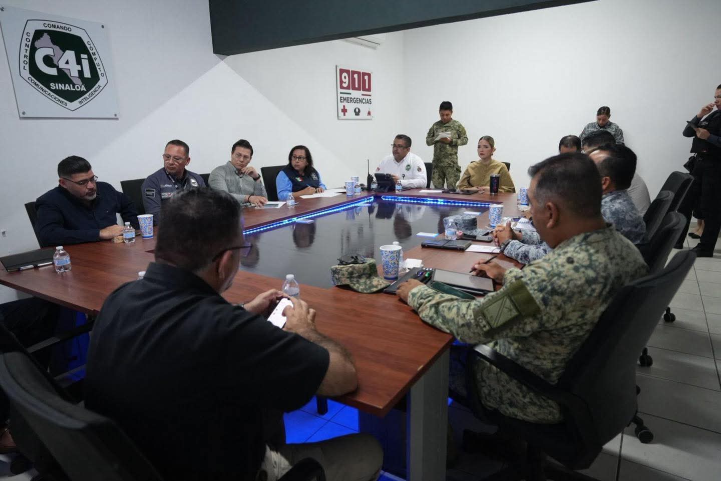 Autoridades de seguridad y gubernamentales de Mazatlán en una mesa dialogando
