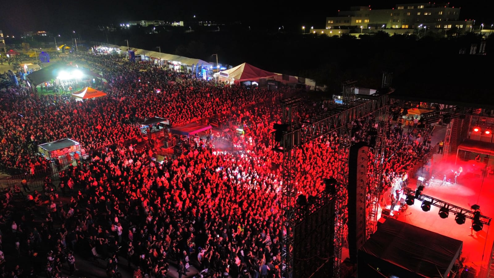 multitud de personas en concierto