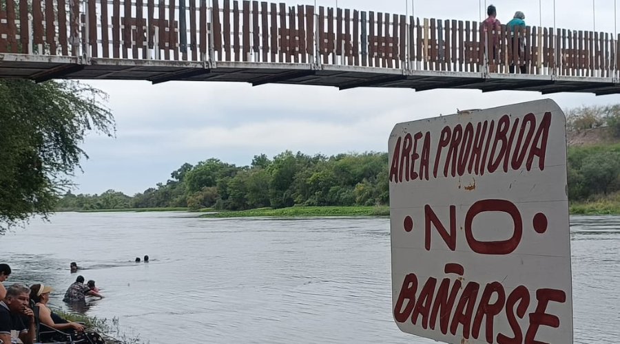Personas nadan en el río en La Galera, El Fuerte
