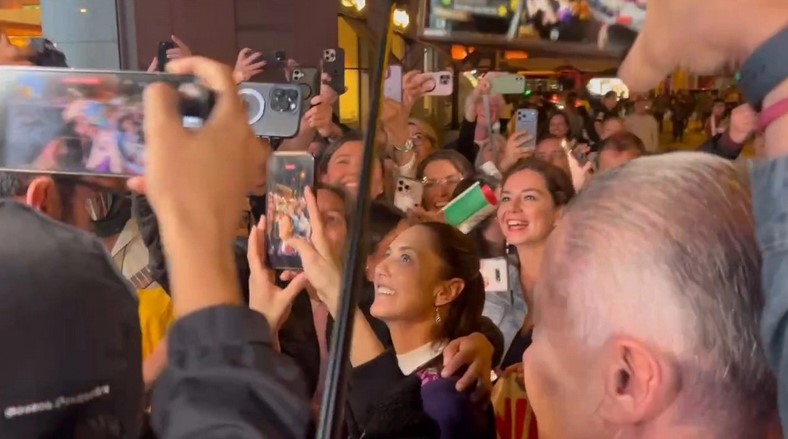 ¡Entre abrazos y aplausos! Así fue la llegada de Claudia Sheinbaum a España: VIDEO