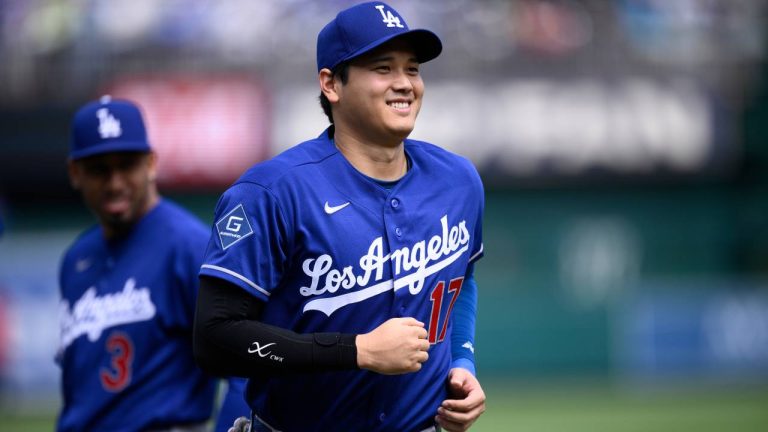 Shohei Ohtani sonriendo en un estadio de beisbol durante un partido