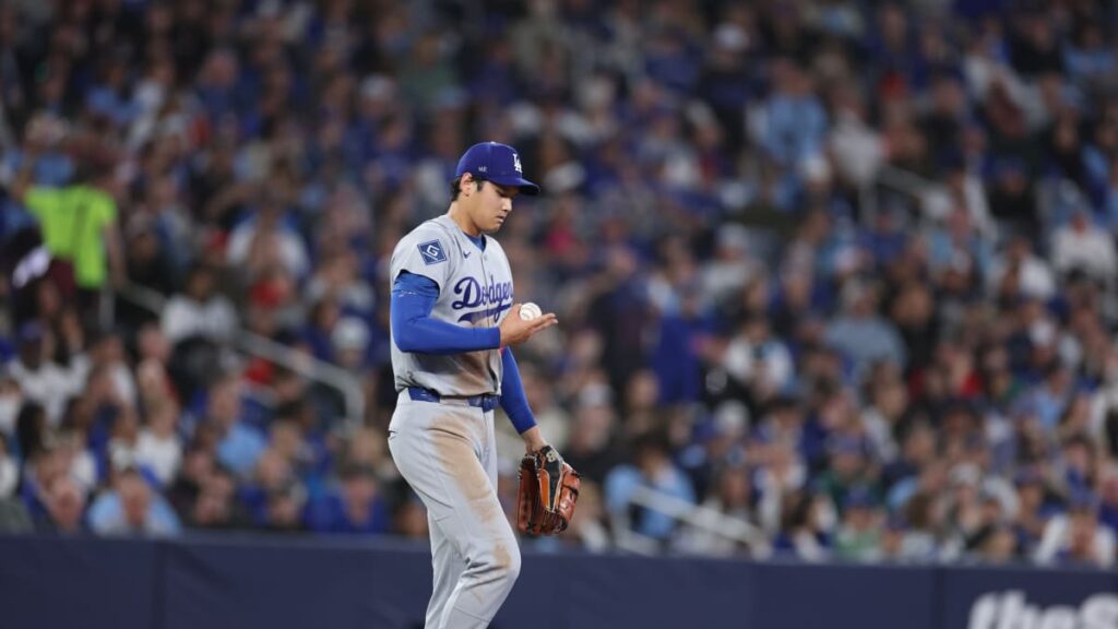 Shohei Ohtani viendo una pelota