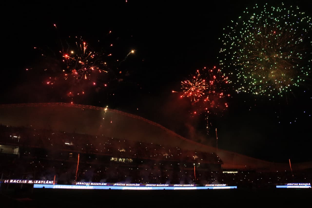 Show de fuegos artificiales en el Último juego del Mazatlán FC en el estadio El Encanto