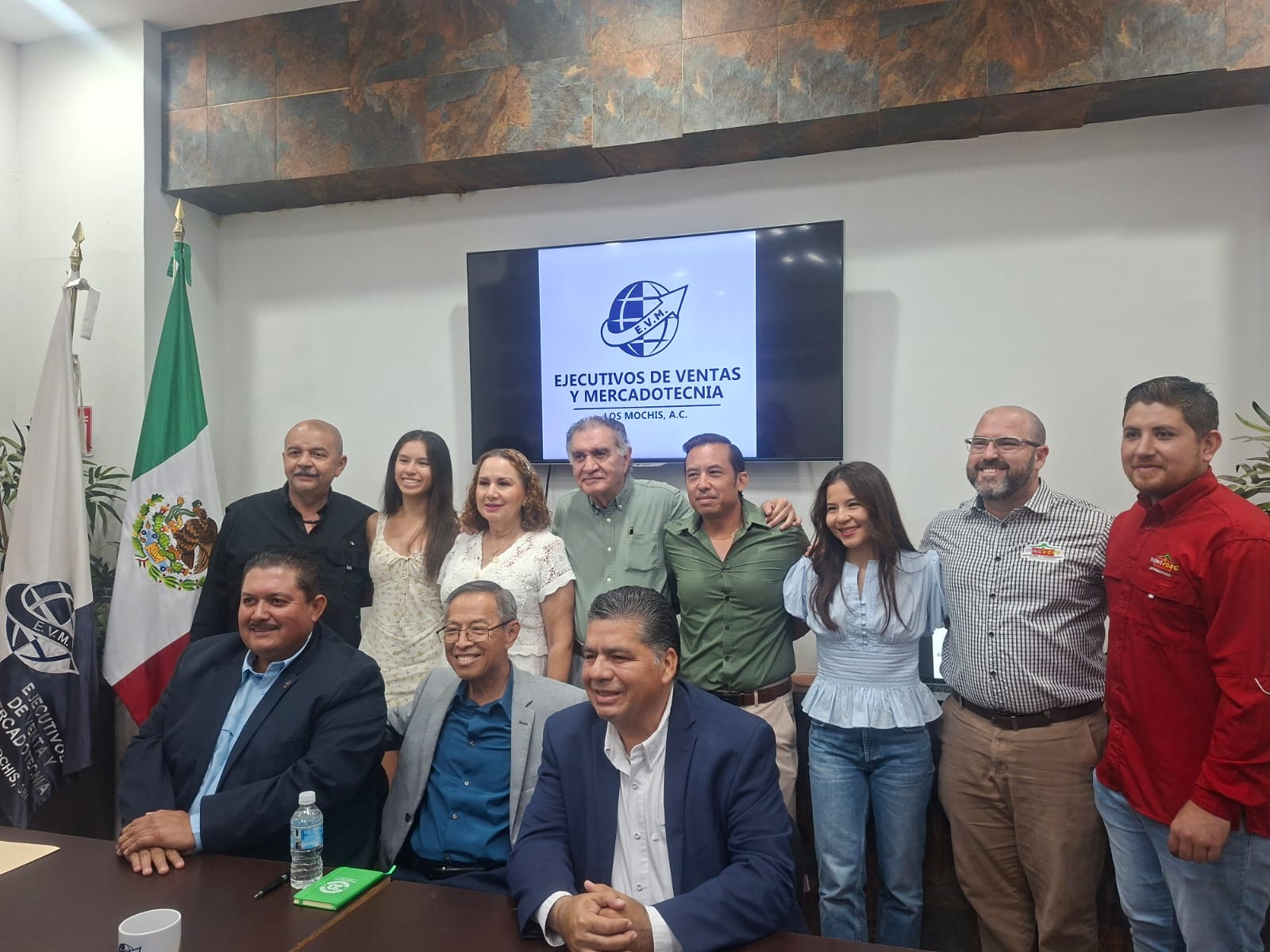Slit Chew Wong recibiendo el anuncio formal de que será el galardonado de Ejecutivos de Ventas y Mercadotecnia en Los Mochis