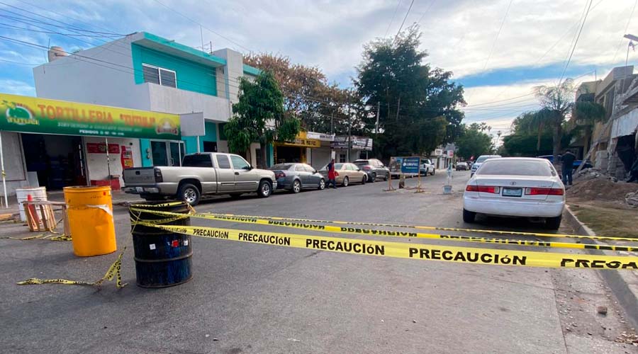 Socavón en la calle Corregidora de Guasave