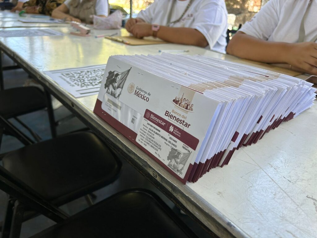 Sobres con las tarjetas de pensión bienestar
