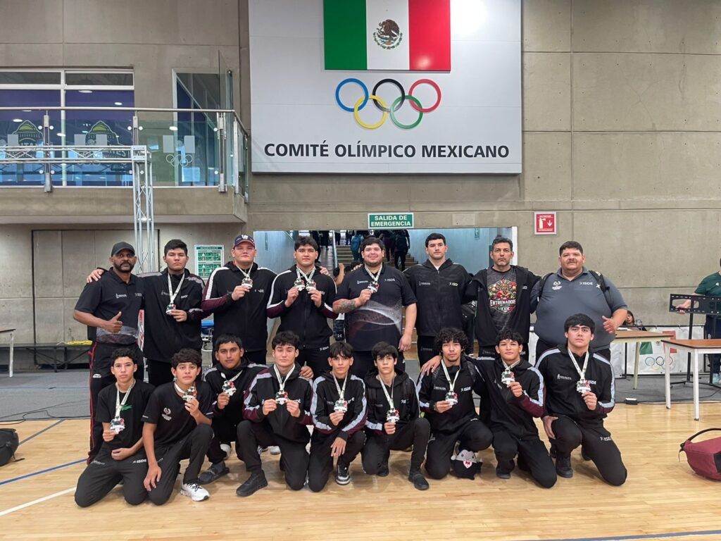personas posando para foto en grupo con medallas