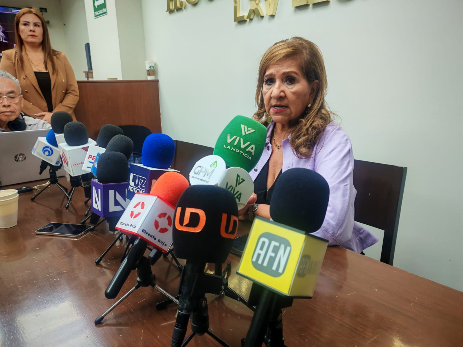 María Teresa Guerra Ochoa hablando con los medios