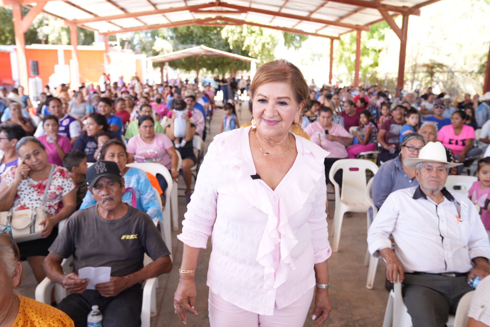 Tere Guerra Ochoa con habitantes de Guasave