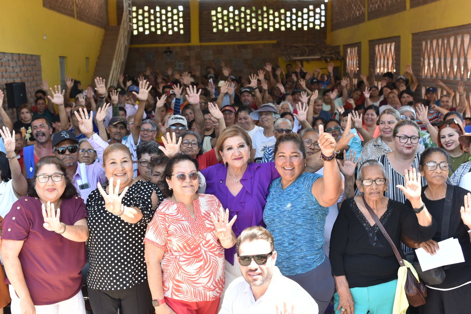 Tere Guerra junto a otro grupo de personas