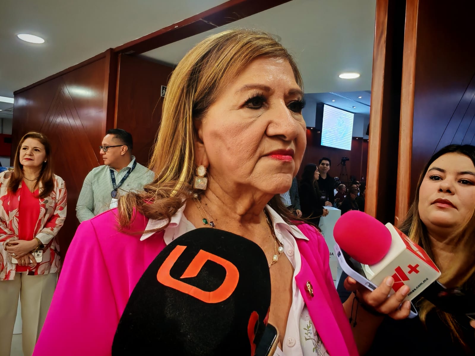 Tere Guerra con medios de prensa