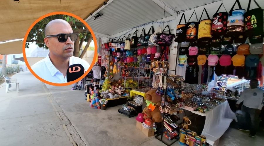 Puestos de tianguis y recuerdos de Mazatlán junto a un circulo con Ángel Fernando Arballo Quintero