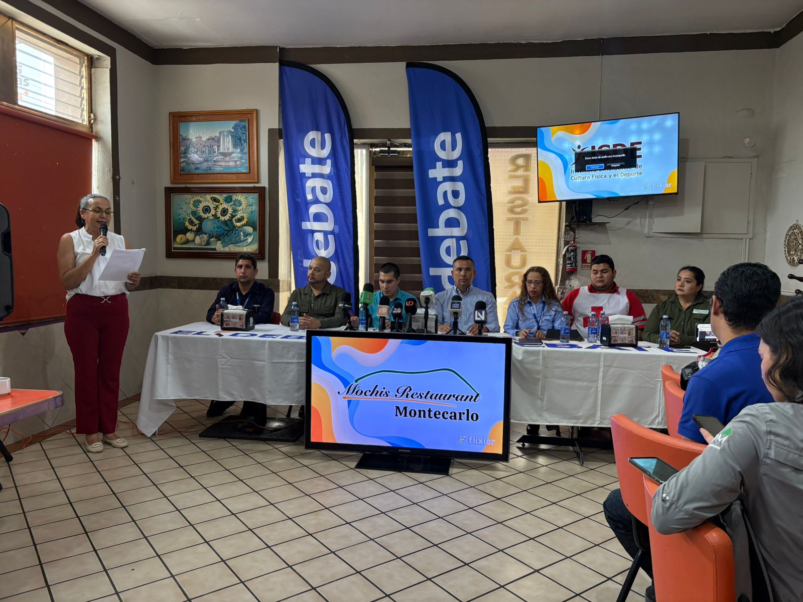 Personas en una rueda de prensa