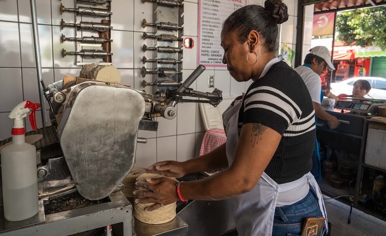 Agricultura y Profeco descartan aumento en precios de la tortilla; buscan garantizar costos accesibles