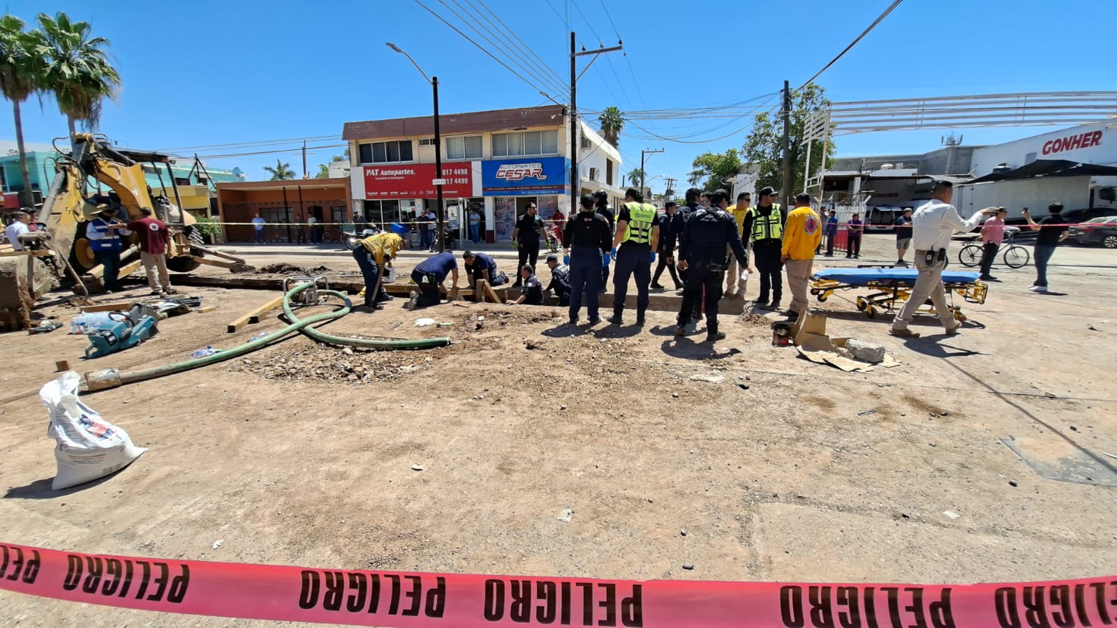 Autoridades durante los labores de rescate de los trabajadores de Japama.