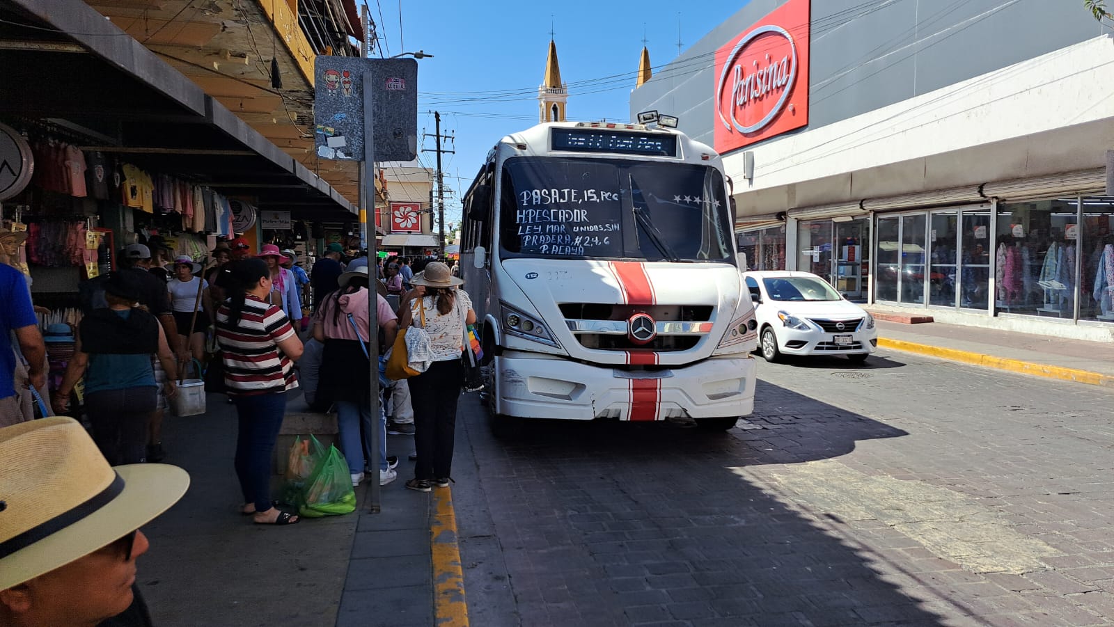 Transporte urbano en una parada en una calle