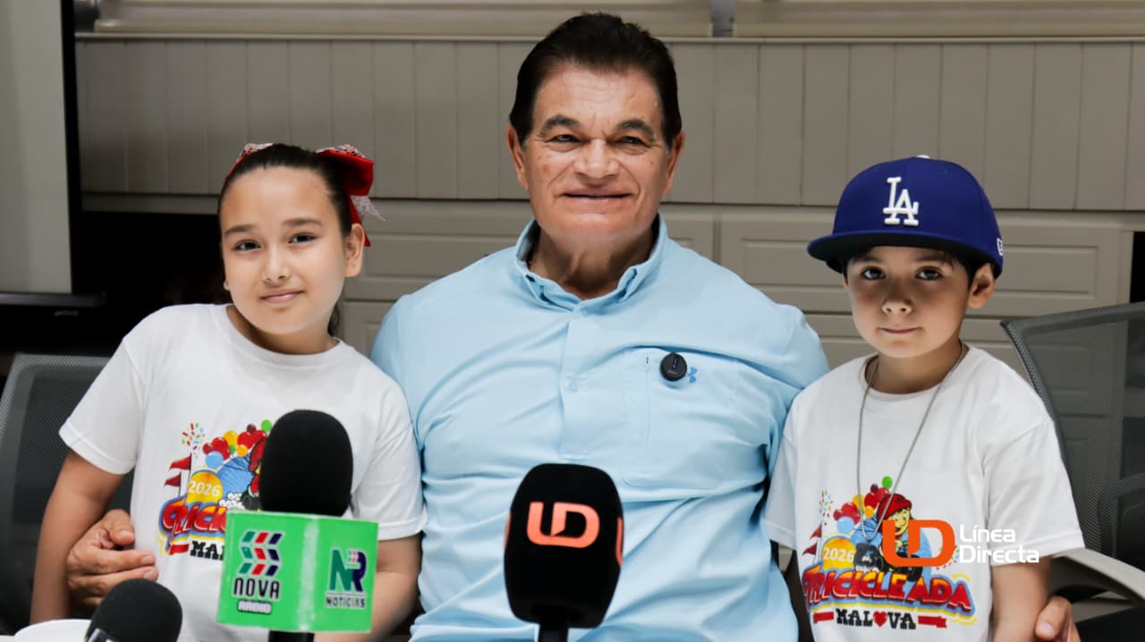 Mario López Valdez y niños en conferencia de prensa