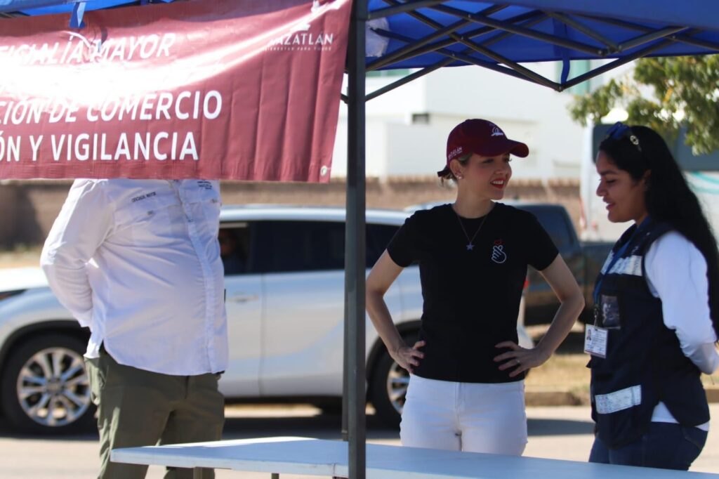 Alcaldesa de Mazatlán junto a elemento preventivo en una carpa