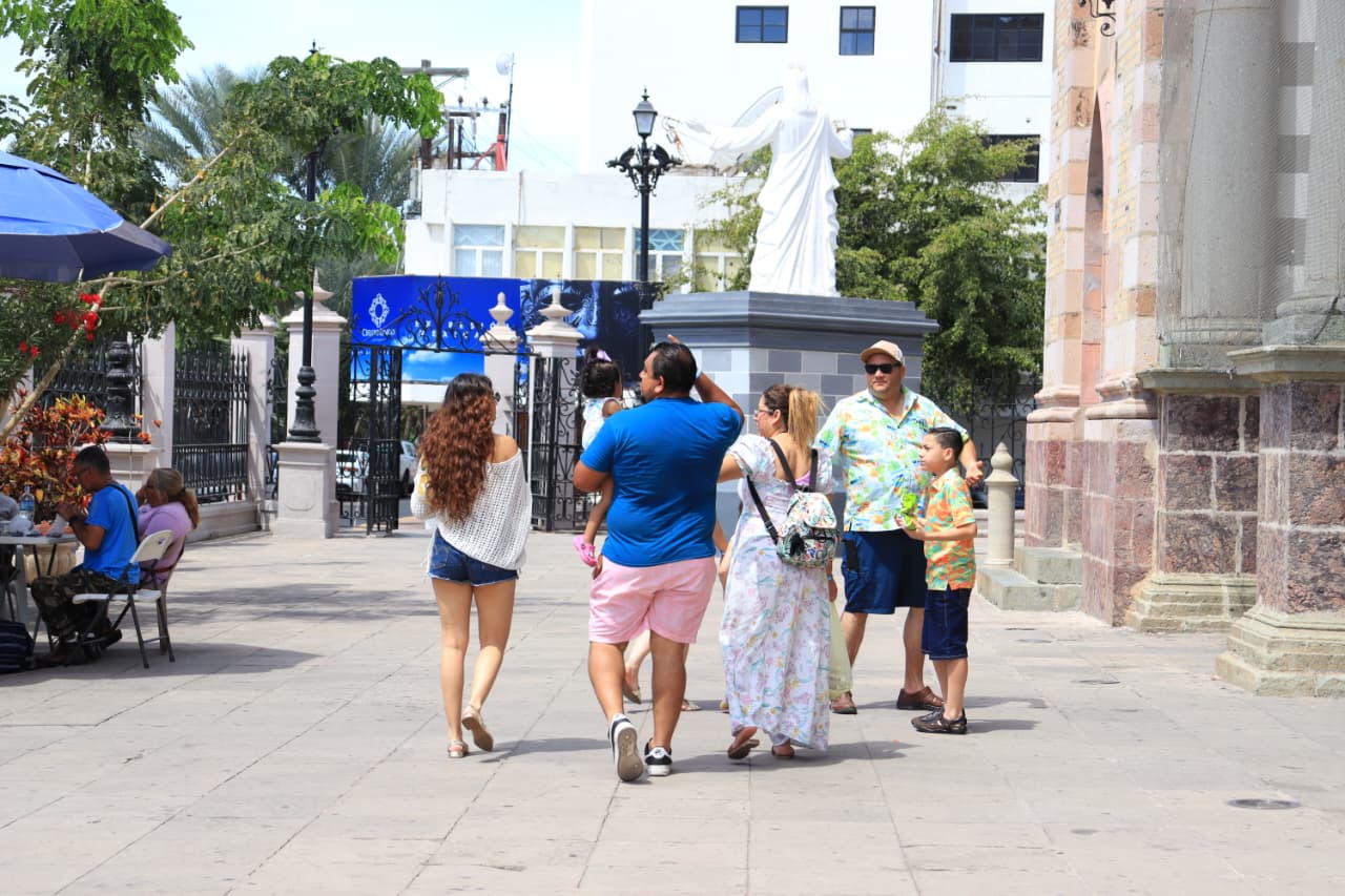 Personas caminando por las calles de Mazatlán