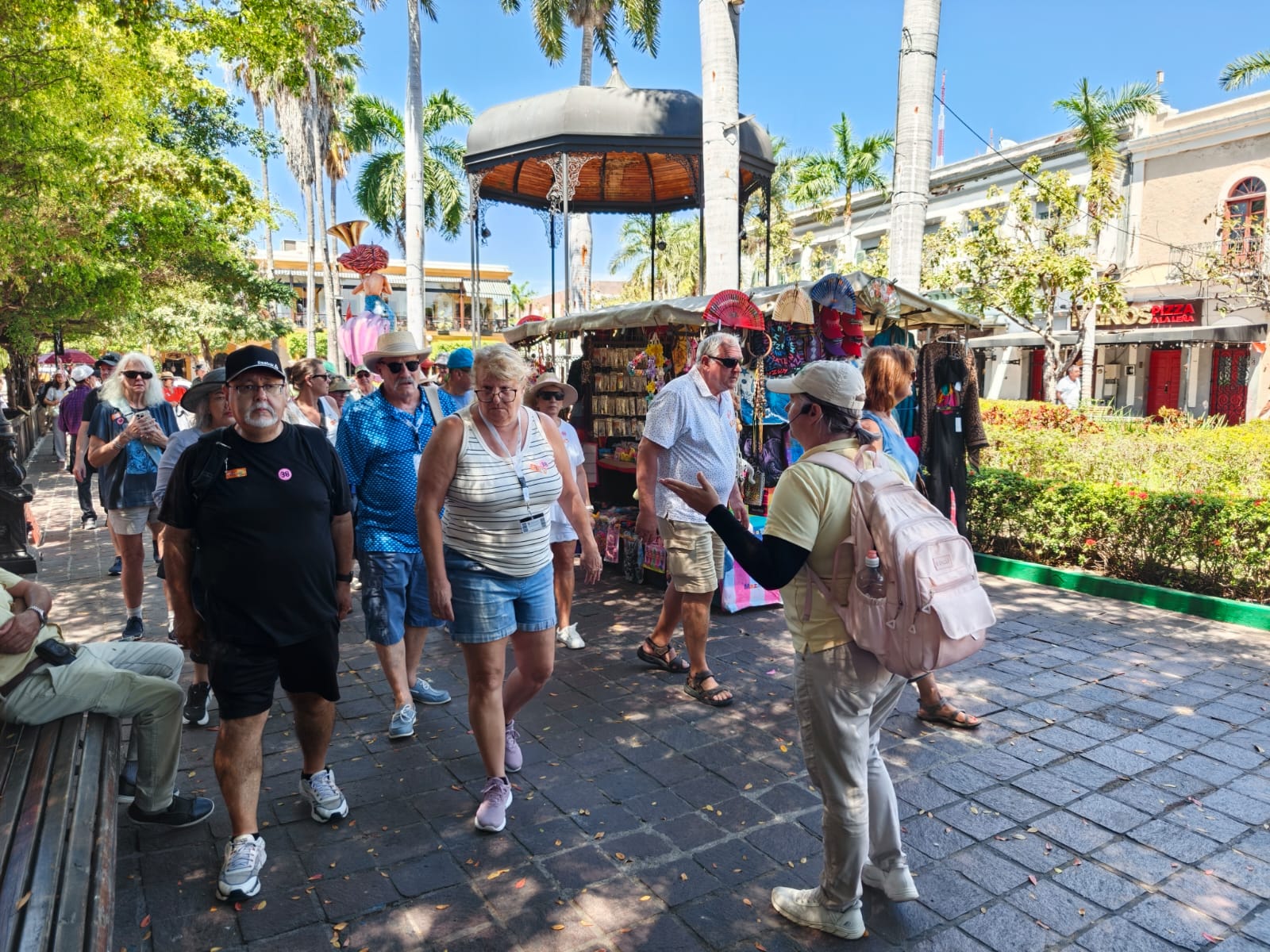 Turistas transitando por zonas emblemáticas de Mazatlán