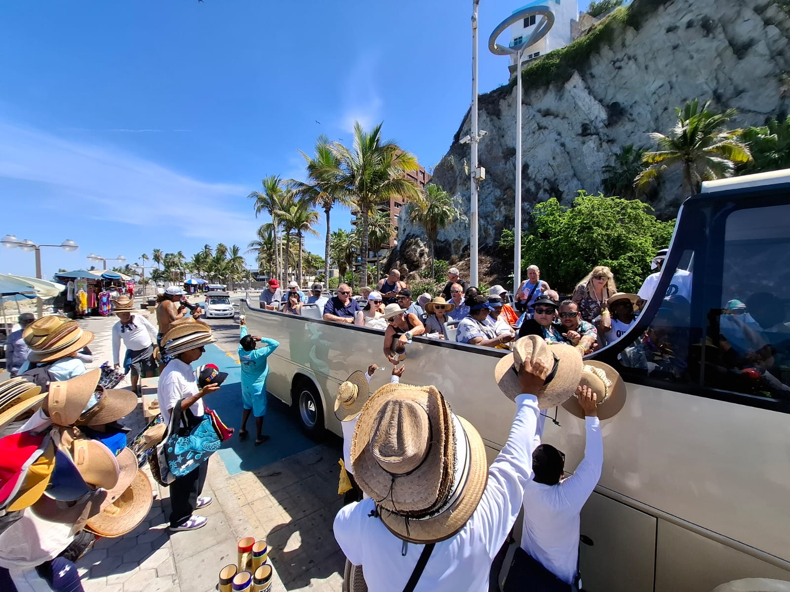 Turistas arriba de un vehículo