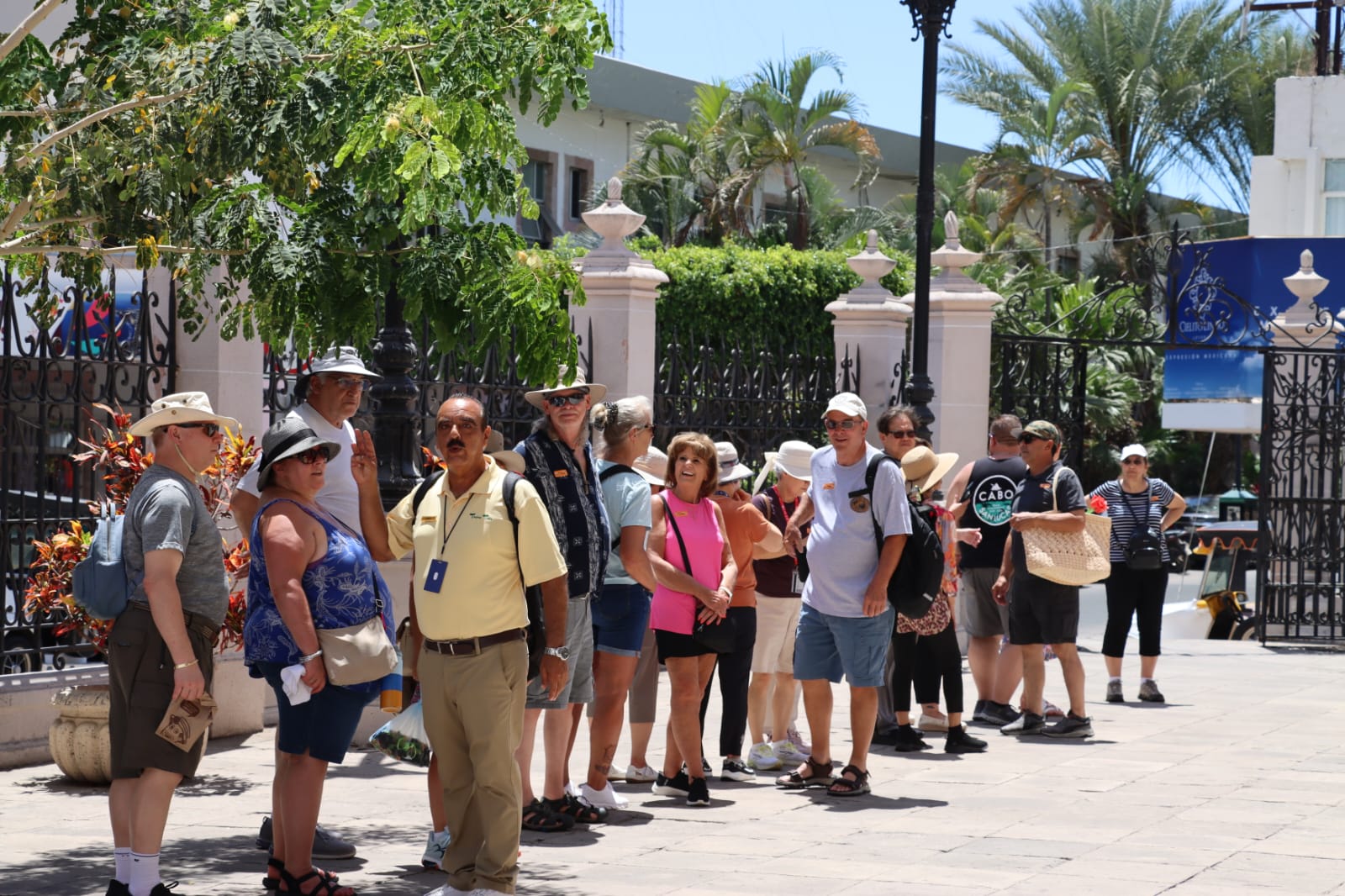 Personas turistas paradas bajo el sol