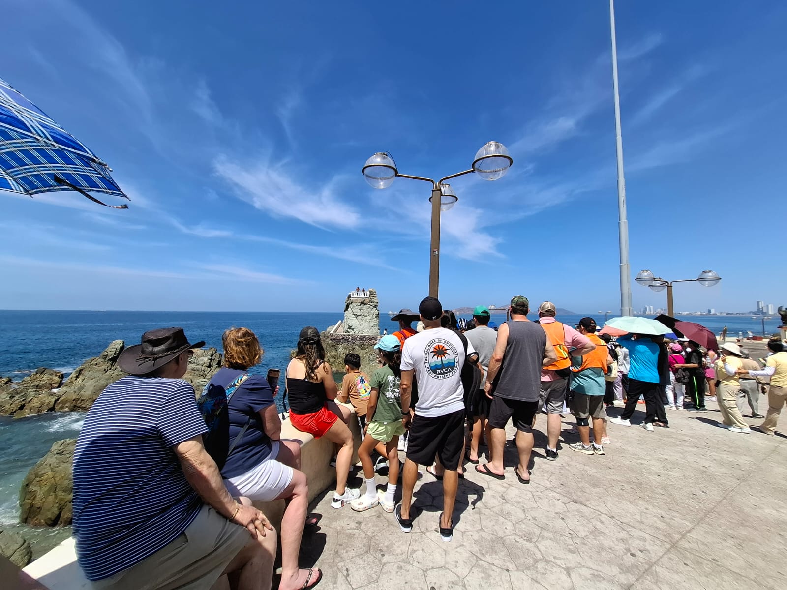 Turistas apreciando los monumentos de Mazatlán.