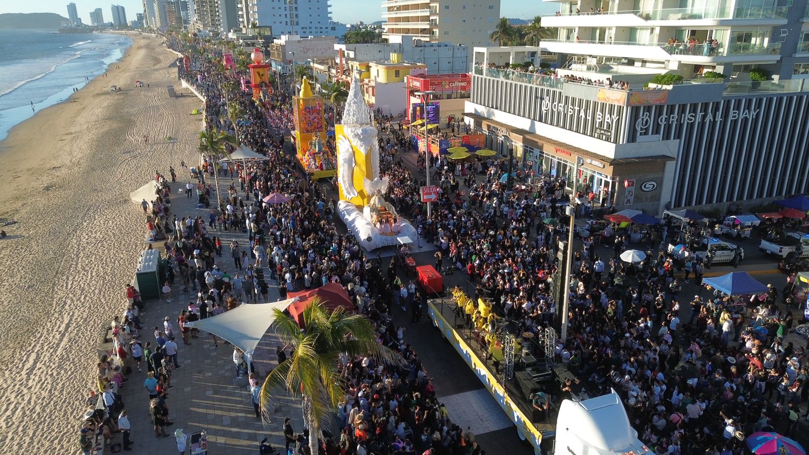 Toma aérea del carnaval de Mazatlán