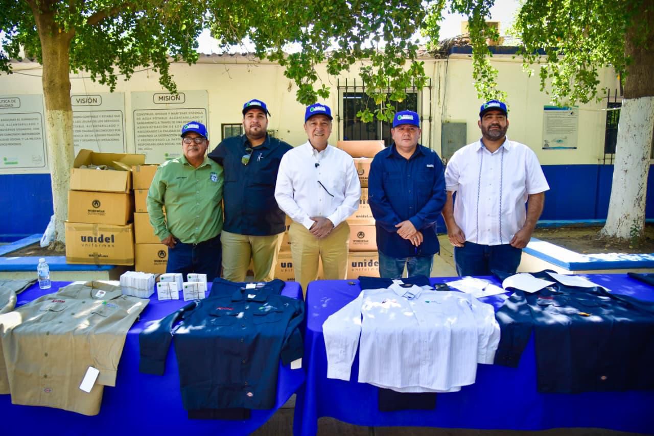 Autoridades de Ahome y Japama posando para la foto con uniformes