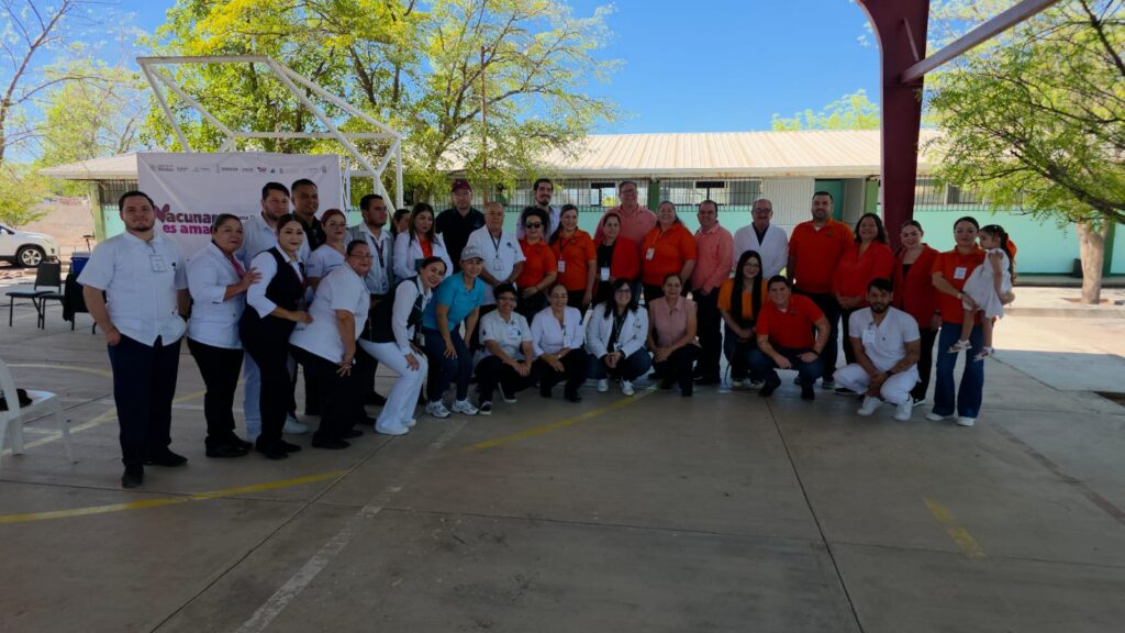 Personal médico en jornada de vacuinación