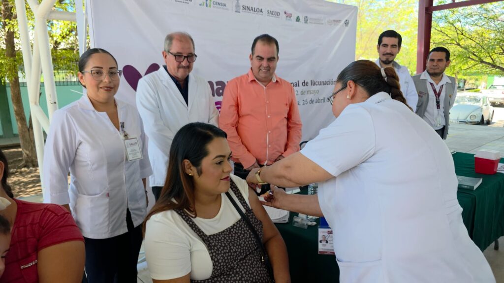 Mujer recibiendo una vacuna