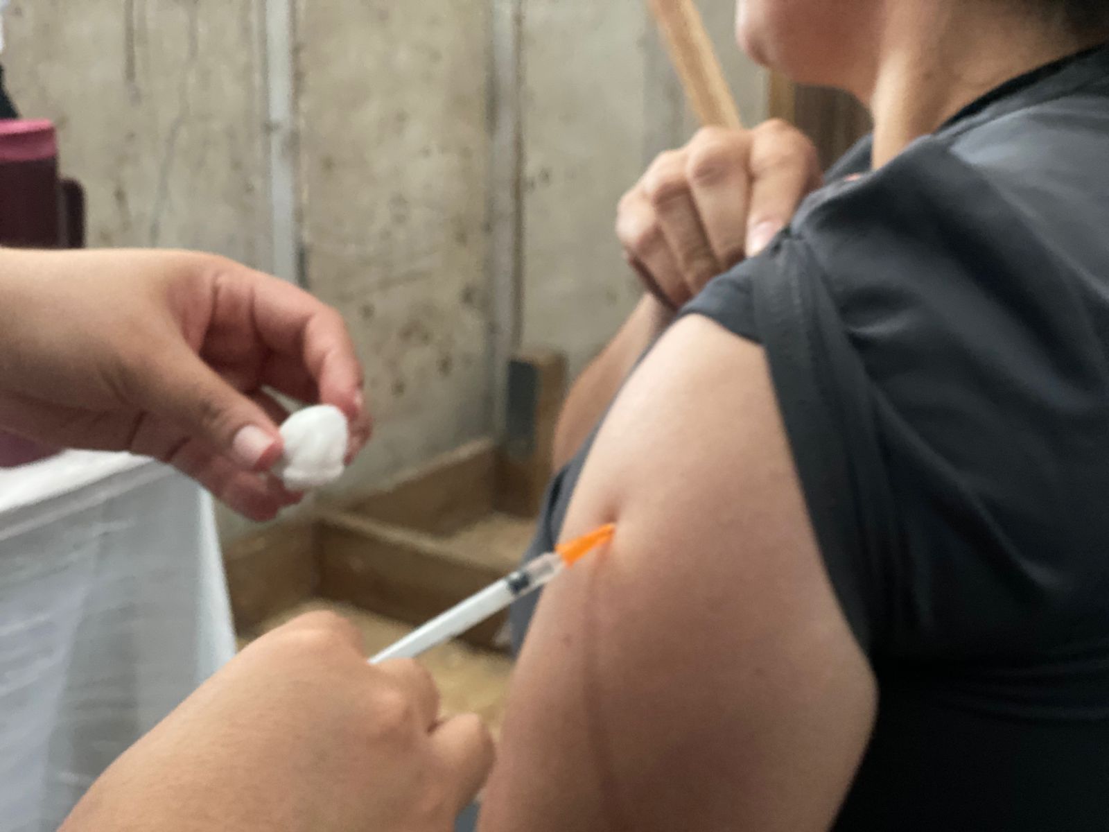 Medico aplicando una vacuna
