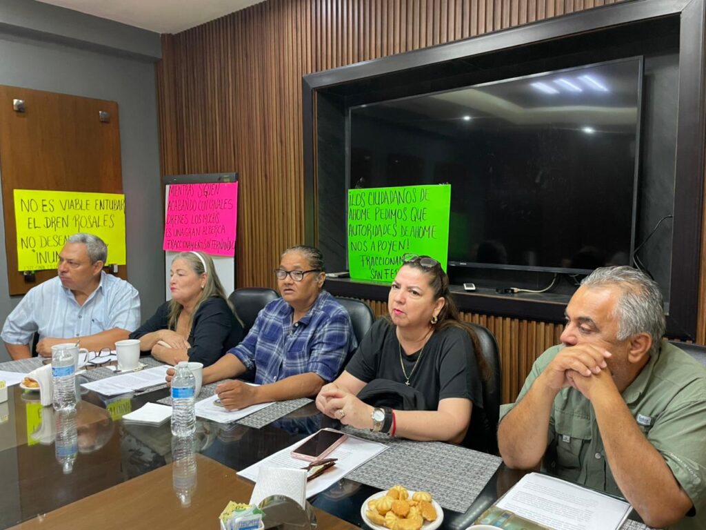 Conferencia de prensa de vecinos de la colonia San Fernando en Los Mochis.