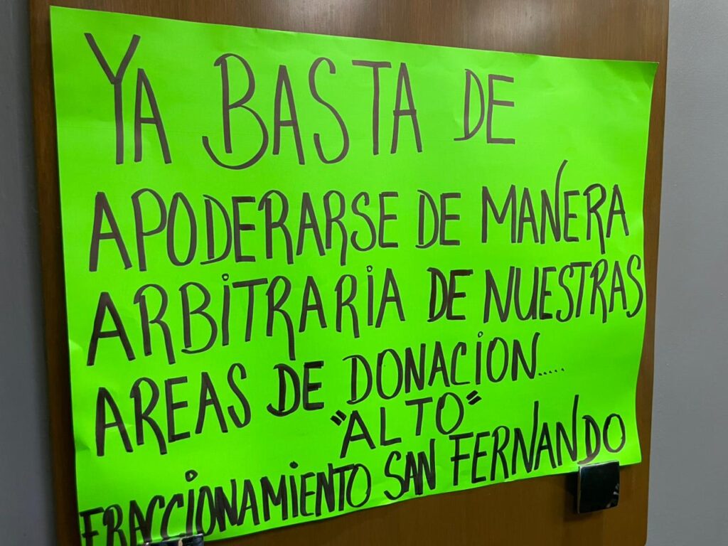 Cartulina con un mensaje de protesta.